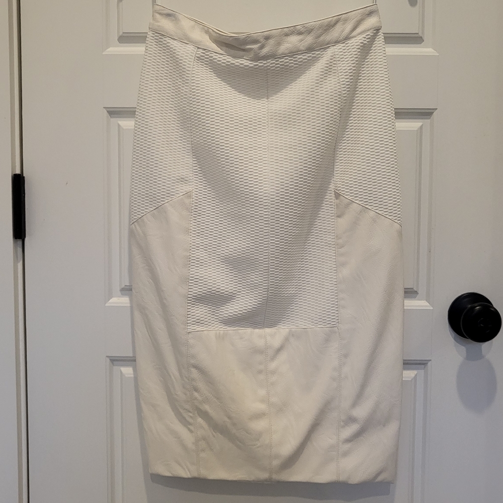 Chic Sheike white textured leather pencil skirt